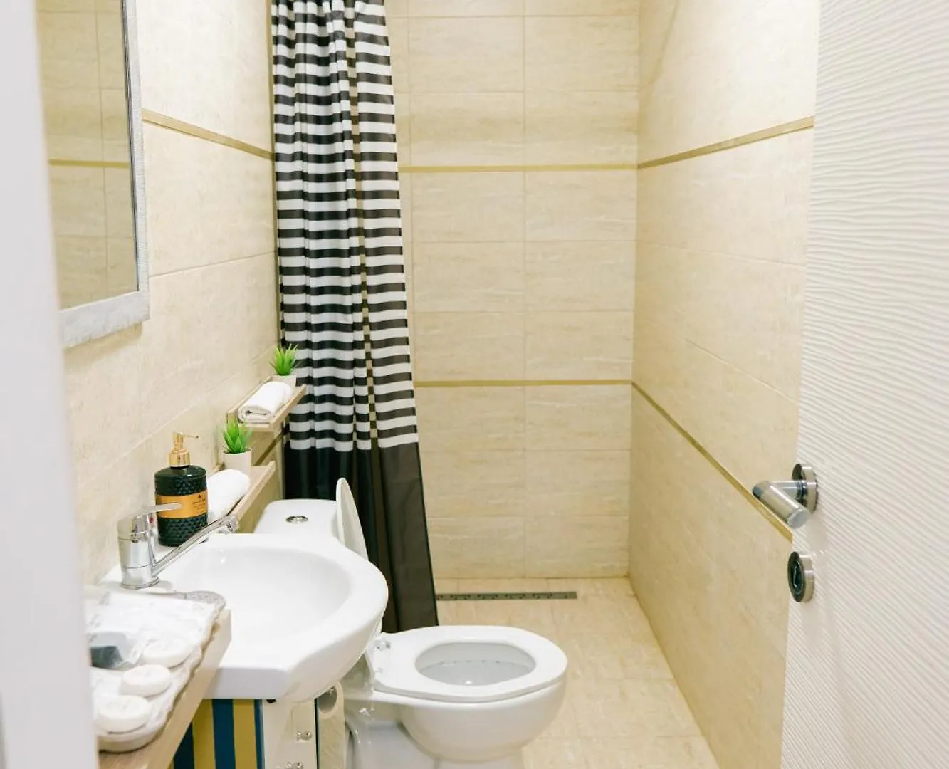 Chic Studio Bucareste 0*,